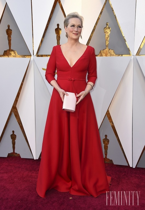 Herečka Meryl Streep v červených rafinovaných šatách 