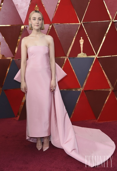 Herečka Saoirse Ronan v ružovo púdrových šatách 
