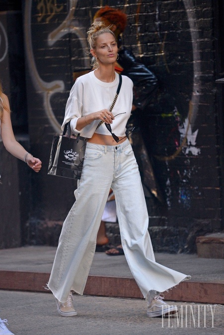 Trendy a originálne široké nohavice v bielej farbe nosí aj topmodelka Michaela Kocianová