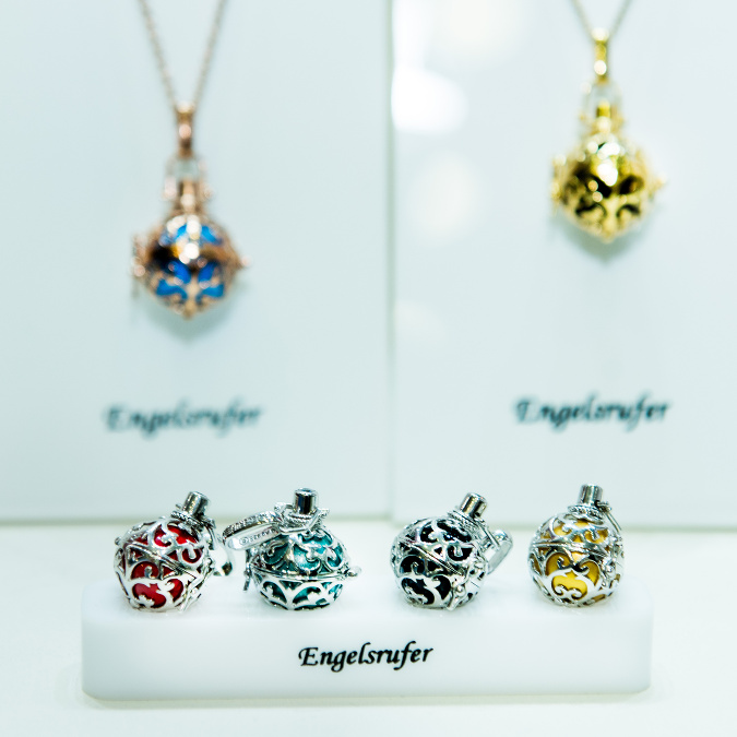 Strieborné prívesky „anjelské zvončeky“ sú poznávacím znamením šperkov Engelsrufer