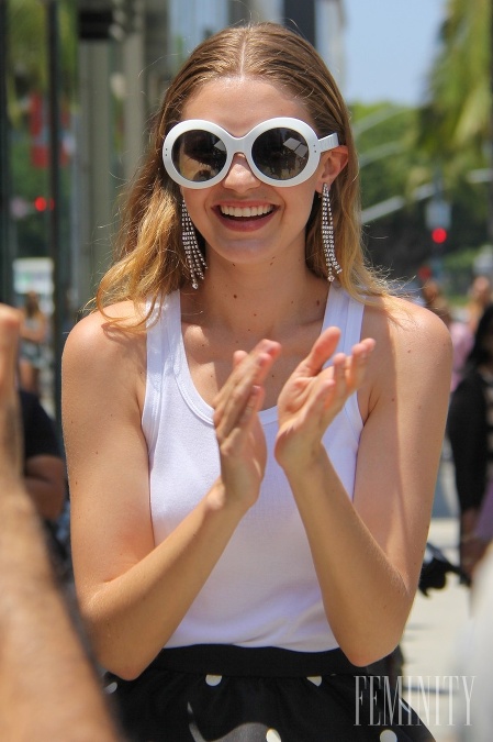 Gigi Hadid obľubuje retro okuliare s veľkým bielym rámom