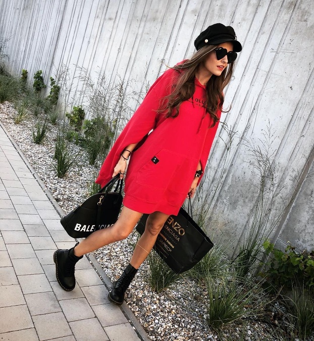 Módna návrhárka Janka Kurilak má baretku čiernej farby