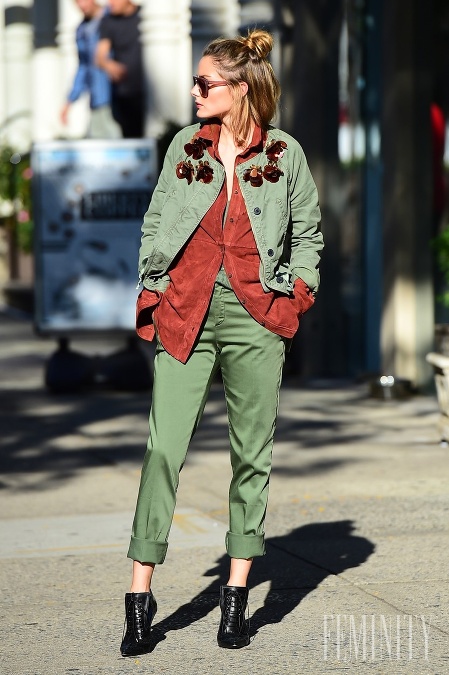 Blogerka Olivia Palermo v štýlovom outfite s nádychom vojenskej zelenej