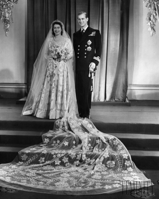 Svadobné šaty kráľovnej Alžbety niesli posolstvo o obnovení