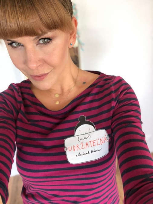 Známa herečka a mama Kristína Tormová podporila svojou limitovanou kolekciou tričiek dobrú vec