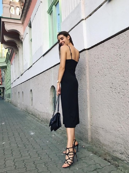Janka Slačková v móde miluje jednoduchosť, a presne také sú aj šaty z jarnej kolekcie H&M, ktoré má na sebe 