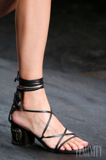 Kožené sandálky s nízkym podpätkom krásne vytvarujú chodidlo 