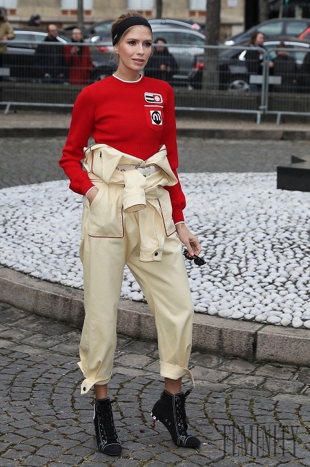 Známa milovníčka módy a ruská ikona Lena Perminova nedá na červenú dopustiť