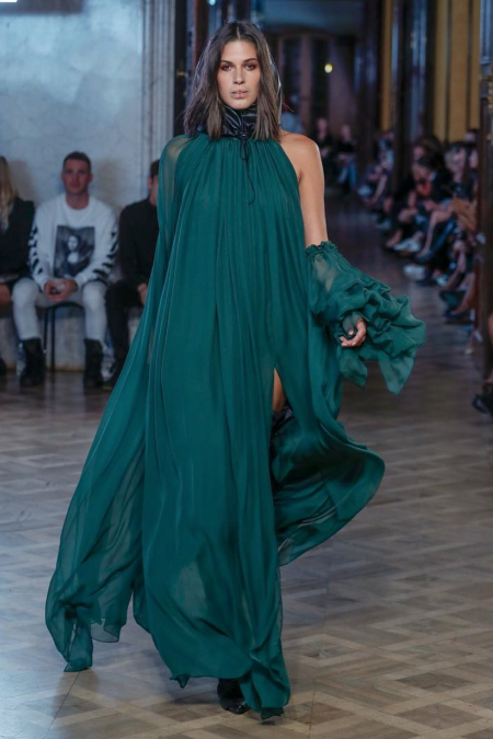 Podobné smaragdové šaty si mala na seba možnosť obliecť aj modelka Linda Nývltová