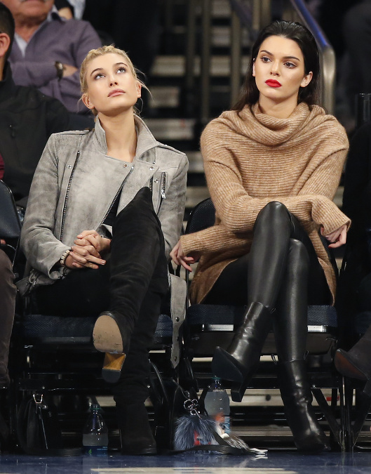 S kamarátkou Kendall Jenner pri sledovaní basketbalu
