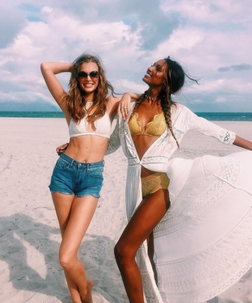 Modelka Josephine Skriver a Jasmine Tookes milujú leto