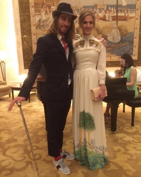 Peter Sagan s manželkou, ktorá zvolila šaty s tradičným vzorom
