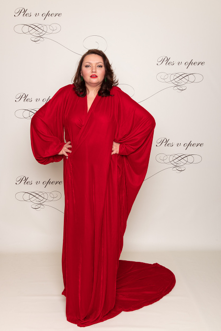 Módna návrhárka Michaela Ľuptáková v krásnej červenej róbe z jej dielne
