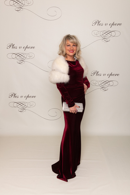 Podnikateľka Simona Bubánová zvolila vínovo červené šaty