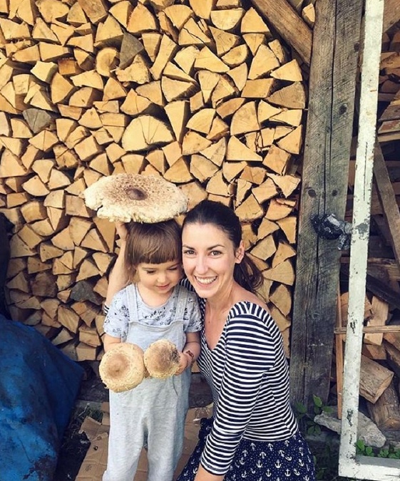 Tamara s Emilkou sa rady vracajú na Slovensko, kde Tami oboznamuje svoju Emilku aj s typickými vôňami dreva a sena