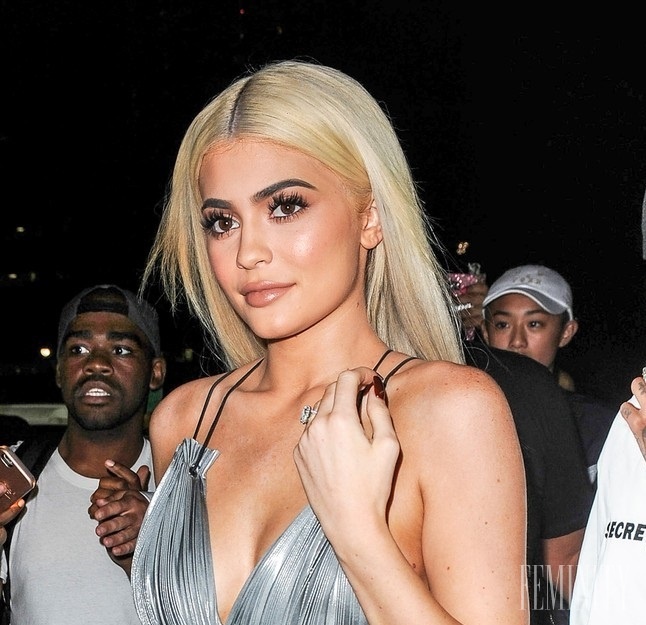 Americká celebrita Kylie Jenner zožala úspech, keď si svoje hnedé vlasy prefarbila na platinovú blond
