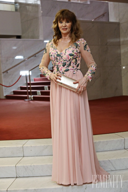 Riaditeľka Divadla Nová scéna Ingrid Fašiangová si obliekla na tento večer púdrovo-ružovú róbu s dekoltom posiatym kvetmi, ktoré ju v oblasti tváre rozžiarili