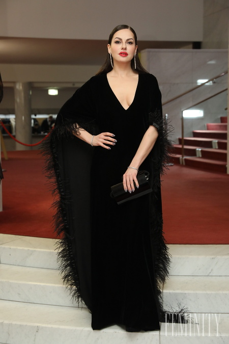 Speváčka Lina Mayer zvolila na tento večer čiernu róbu s hlbokým V výstrihom