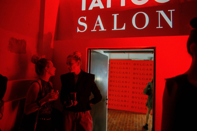 Vyznávači tatérskeho umenia mohli zavítať do salónu BVLGARI TATTOO, kde bolo možné nechať si urobiť skutočné tetovanie