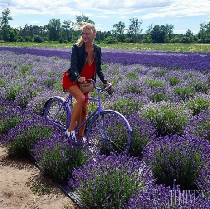 Slovenská modelka Dominika Szijartoová a jej fialový bicykel