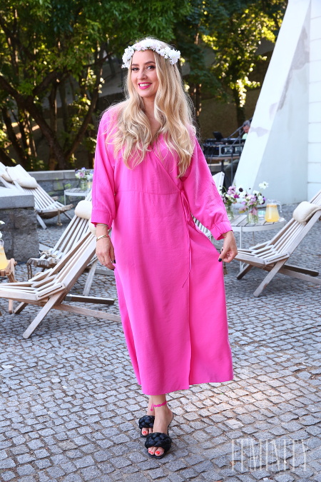 Moderátorka Barbora Krajčírová stavila takisto na výrazné ružové šaty