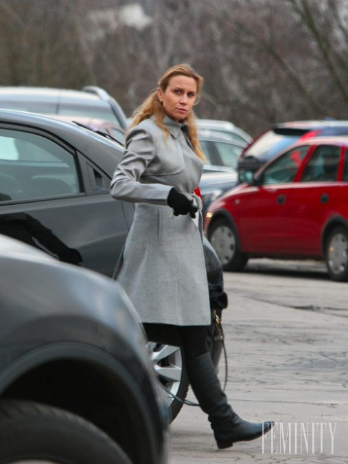 Monika Bruteničová udržiava krok s trendmi a kabát je doslova vychytávkou sezóny