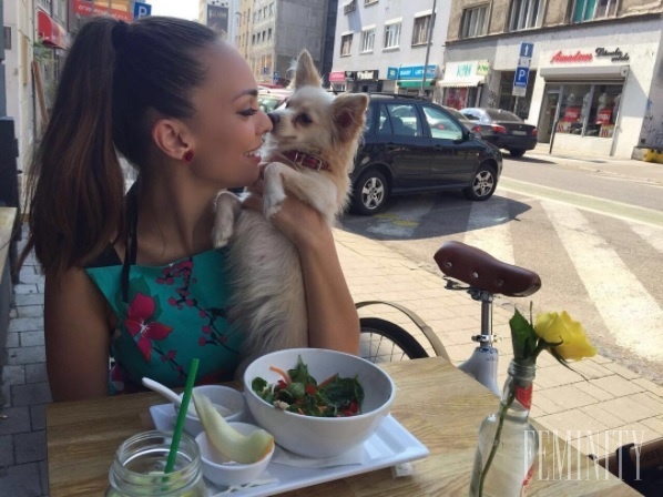 Modelka Soňa Štefková so svojím psíkom Larou