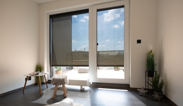 Screenové rolety sú efektívnym tienením balkóna a zabraňujú prehrievaniu interiéru.