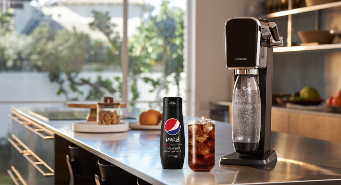 Dizajnový SodaStream Art v retro štýle patrí k najpredávanejším modelom, príchuť Pepsi Max zas k najobľúbenejším príchutiam. Zľava platí aj na príchute.