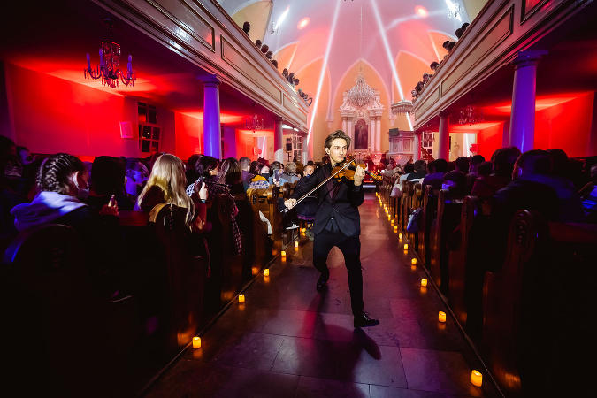 Huslista Filip Jančík prinesie sériu exkluzívnych vianočných koncertov.  
Bude aj v tvojom meste?