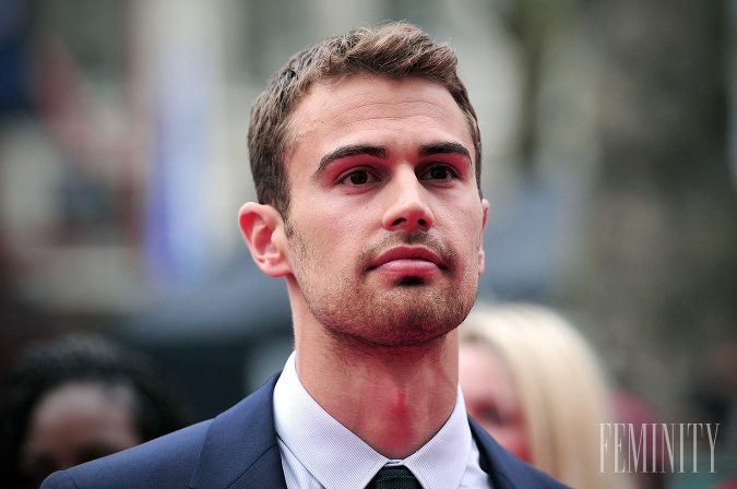 Lámač ženských sŕdc,, Theo James, bol vždy horúcim kandidátom tohto rebríčka magazínu People. 