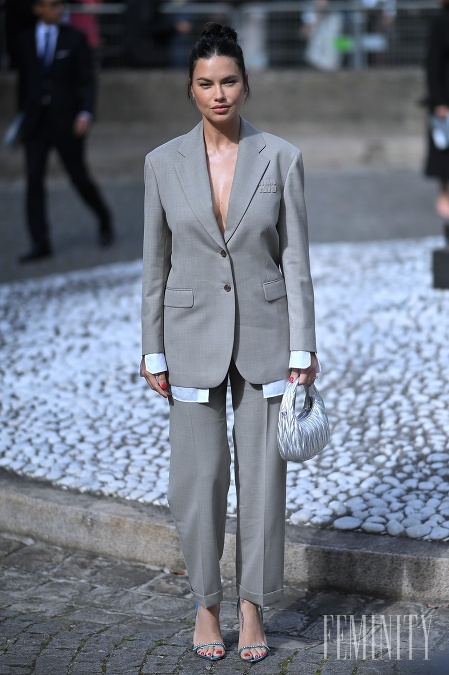 Klasický šedý nohavicový kostým rovného strihu