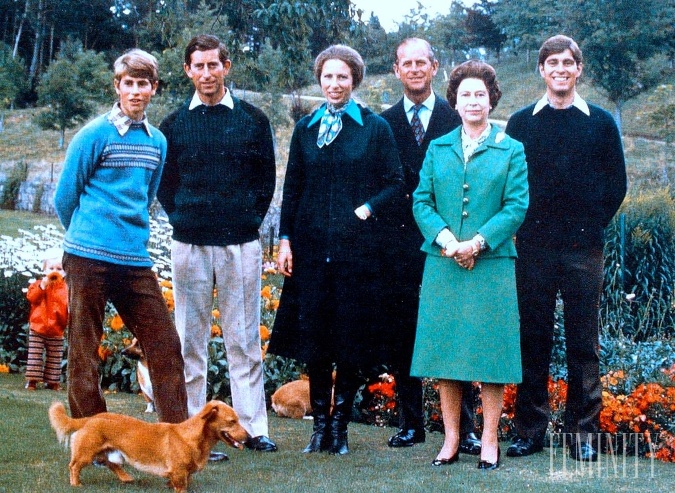 Kráľovská rodina sa už tradične každý rok na Štedrý večer schádza v Sandringhame, vidieckom sídle kráľovnej Alžbety II. 