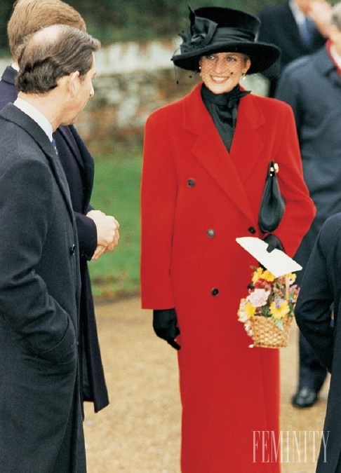 Keďže princezná Diana o tejto rodinnej vianočnej tradícii nevedela, stavila na istotu, kašmírový sveter... 