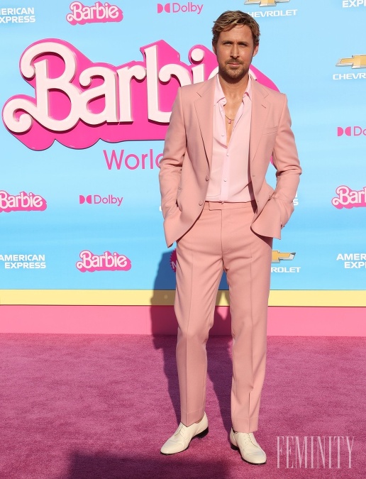 Herec Ryan Gosling, ktorý stvárnil hlavnú postavu Kena prišiel na svetovú premiéru v ružovom obleku od značky Gucci