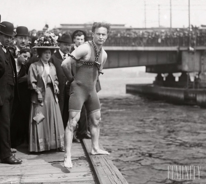 Houdini bol známy aj ako „kráľ pút“  kvôli jeho ohromujúcej schopnosti ich odomknúť. Aj na to lákal ľudí na svoje magické predstavenia ...