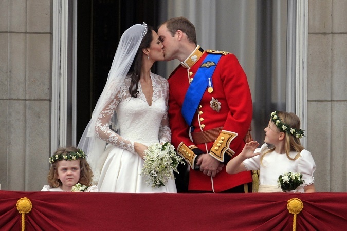 Tradíciou, ktorá je pre nás asi najznámejšia, je tá, že novomanželia spolu s kráľovskou rodinou sa objavia vždy na balkóne Buckinghamského paláca a dajú si kráľovský bozk