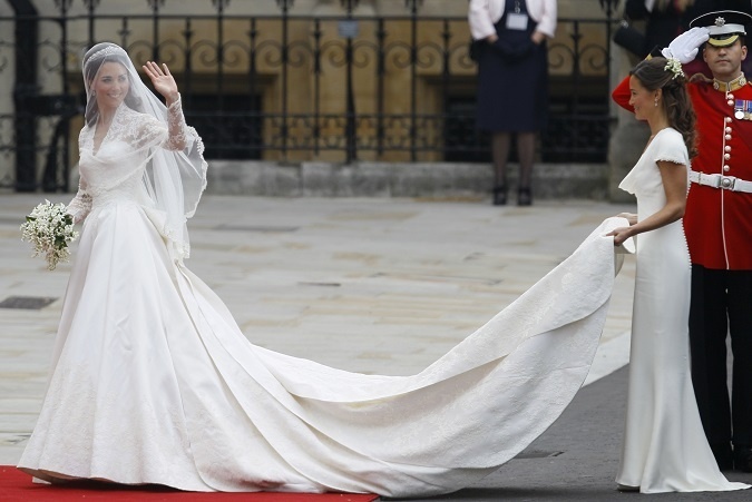 Tradíciou od roku 1840 je aj biela farba nevestiných šiat, ktorú počala už kráľovná Viktória a tradičným materiálom, z ktorého sú šaty vyrobené, je čipka