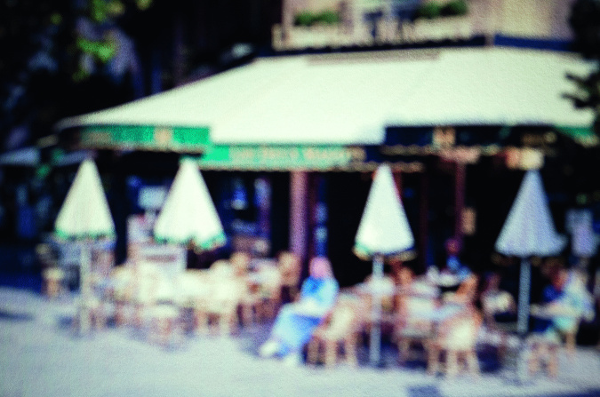 Pokojné dopoludnie strávené na terase parížskej kaviarne