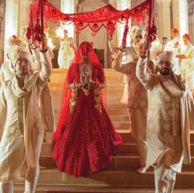 Ami Patel zachytila nevestu Priyanku ako kráča smerom k tzv. mandánu, sprevádzaná svojím bratom ako princezná