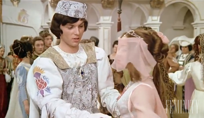 Šaty s vlečkou, stříbrem vyšívané, ale princezna to není, jasný pane!