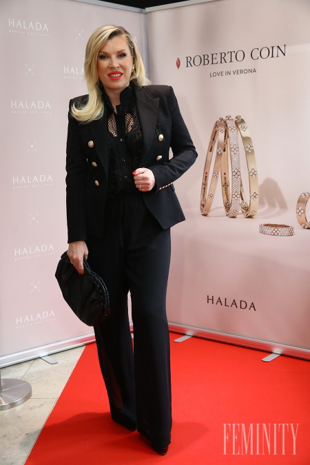 Riaditeľka módnej televízie Fashion TV Gabriela Drobová zvolila celo čierny outfit v podobe nohavicového kostýmu s transparentnou čipkovanou blúzkou