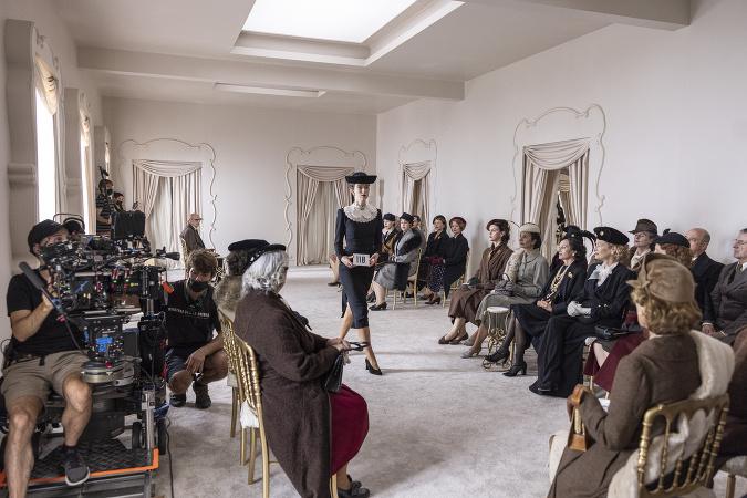Cristóbal Balenciaga, ktorého poháňa posadnutosť kontrolou vo všetkých aspektoch života, zadefinuje svoj štýl a nakoniec sa stáva jedným z najdôležitejších svetových módnych dizajnérov