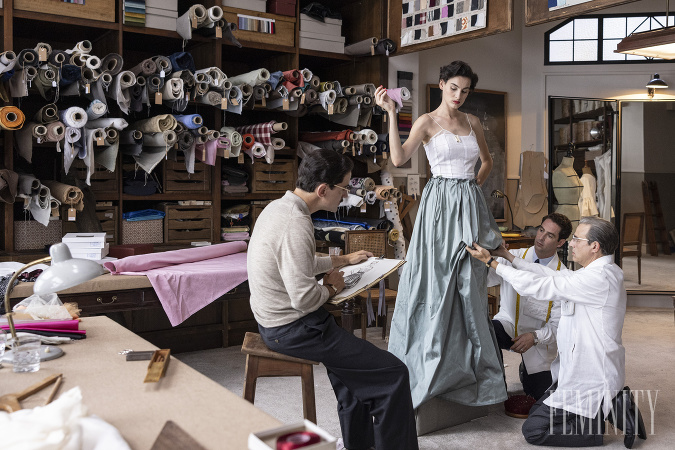 Seriál je inšpirovaný životom a odkazom španielskeho módneho dizajnéra počas jeho pôsobenia v Paríži od roku 1937