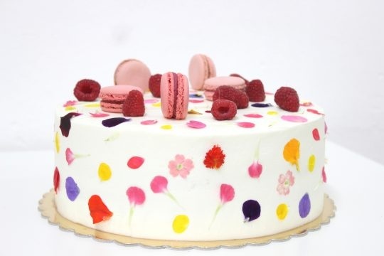 Lulu's Bakery vyrába nádherné torty s použitím okvetných lístkov