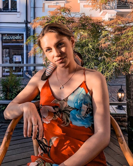 Modelka a moderátorka Barbora Bakošová dotvorila jednoduchý hladký účas šatkou