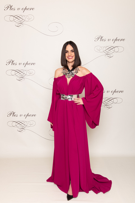 Dizajnérka šperkov Petra Tóth sa objavila v šatách, ktoré mala na svedomí návrhárka Andrea Pojezdálová