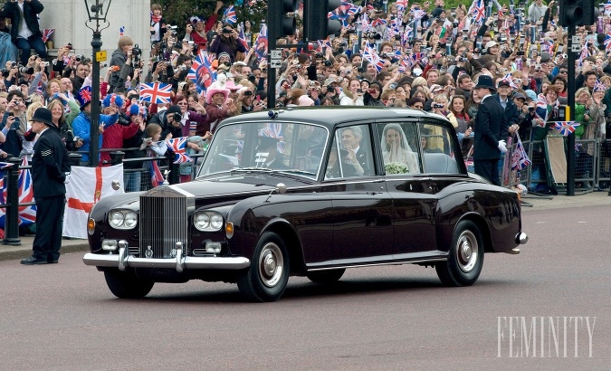 Pripojte sa ku krásnej vojvodkyni a anglickému princovi, ktorí dorazili v očakávaný deň v Rolls-Royce