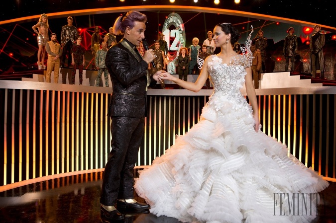 Filmová Katniss Everdeen alias herečka Jennifer Lawrence si v filmovom pokračovaní Hry o život tiež na malý moment zahrala nevestu.