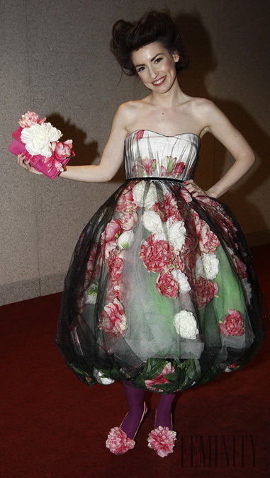 Tamara v balónových šatách s florálnou potlačou